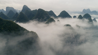 云景和丘陵的鸟瞰图
