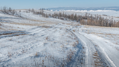 冬天的路在白雪覆盖的山上