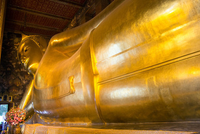 泰国曼谷卧佛寺的金色卧佛