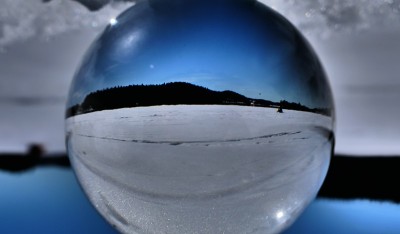 冬天的风景被限制在一个球和一辆雪地摩托