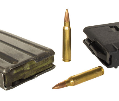 AR-15的墨盒和弹匣在白色上隔离