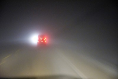 夜间行驶在大雾笼罩的公路上