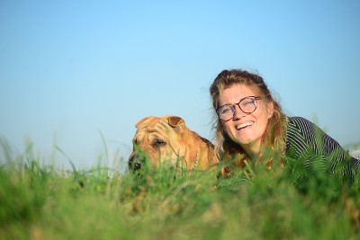 带着狗在户外的女人。