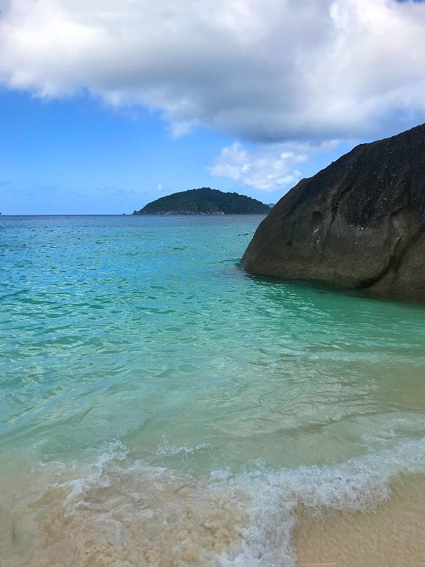 大海，阳光和天空在美丽的海滩泰国，斯米兰群岛