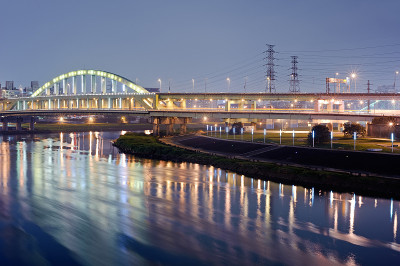 城市夜与河