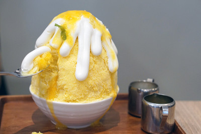 芒果糯米饭Kakigori——日本刨冰甜点，上面淋有芒果冰，更甜的芒果块，底部是糯米，上面是椰子奶油