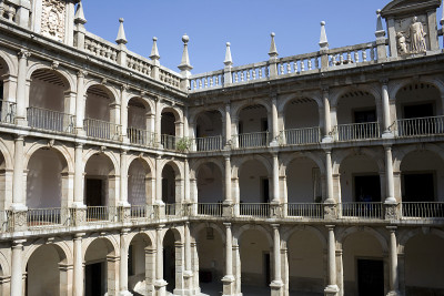 西班牙大学的历史庭院- Alcalà de Henares