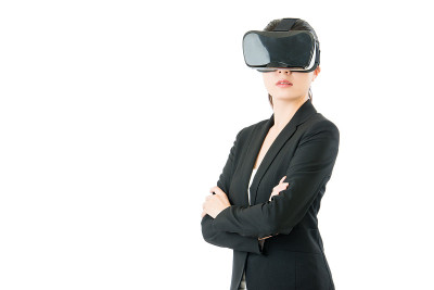 成功商界女性双手交叉戴着VR眼镜