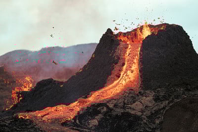 冰岛火山爆发。