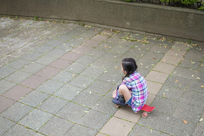 小女孩玩滑板