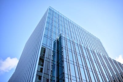 现代办公建筑细部，玻璃表面带阳光