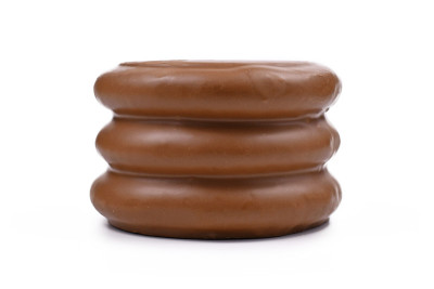 传统的德国分层蛋糕，名为“Baumkuchen”，涂上牛奶巧克力