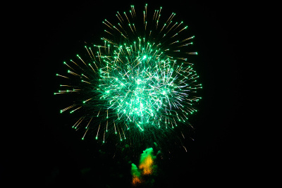 烟花在夜空中