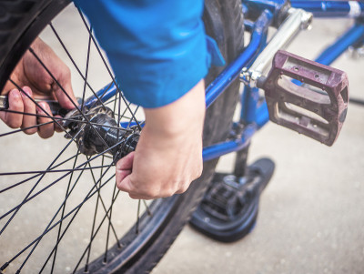 近景少年修理BMX自行车