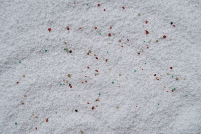 NPK:白色肥料底色上的红色和绿色肥料。概念:新年庆祝照片集为化肥或农业公司。