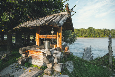 传统村落以美丽的自然风光为背景，有一条山河。人工从地下抽取环保水。地下水