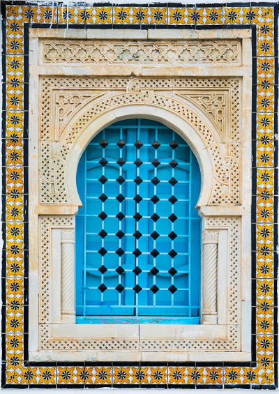 来自Sidi Bou Said的带有图案和瓷砖的传统窗户