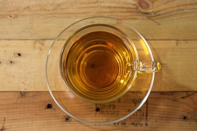 木桌上放着一杯茶