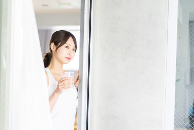 年轻女子在家补水