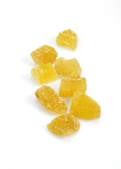 结晶体的姜，在白色背景下的姜