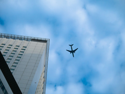 在大楼上空低空飞行的客机