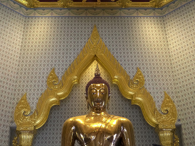 近正面拍摄的金佛在wat traimit寺
