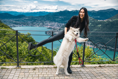 一个女人在卢加诺的美丽景色中使用手机
