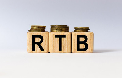 上面写着RTB的立方体。保健的概念。