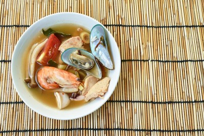 泰国辣味冬阴汤里的虾和鸡
