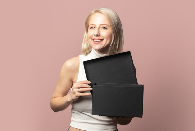 金发女郎的肖像在顶部与黑色礼盒