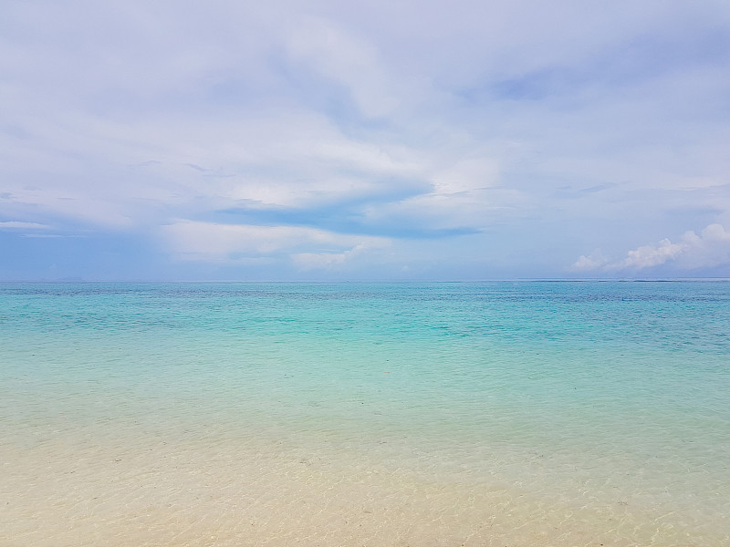 泰国普吉岛卡伦海滩的阳光海浪。阳光明媚的夏天，海滩波涛汹涌。沙滩附近阳光海浪。热带岛屿海滩放松。异域