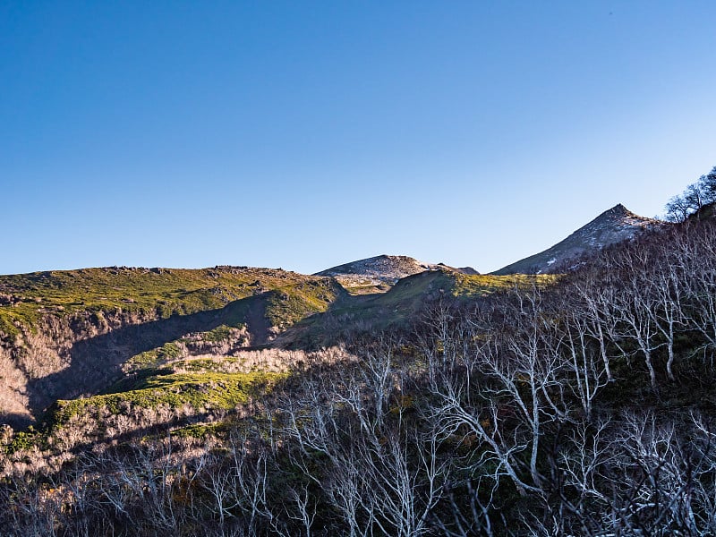 黑田山是位于北海道中部的松京温泉之上的高峰。黑田山(mount . kurodake)是大屿山国家公