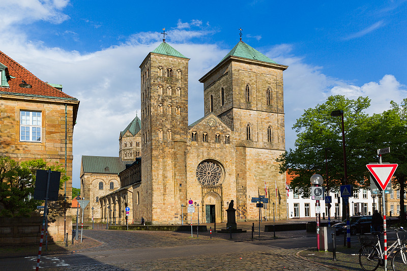 Osnabrück，德国下萨克森州，2021年6月5日。Dom的圣彼得大教堂在德国奥斯纳布吕克在锁定