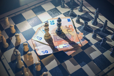 顶部视图的棋盘与安排的棋子，钱与皇后在上面，协议的概念