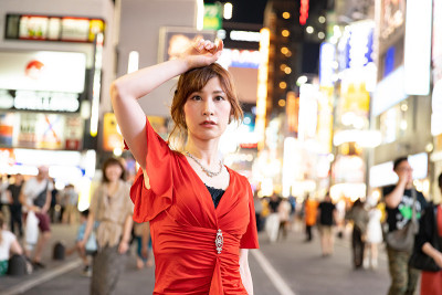 妇女参加了夜间工作俱乐部