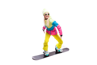 美丽的年轻女子在滑雪服和太阳镜骑滑雪板