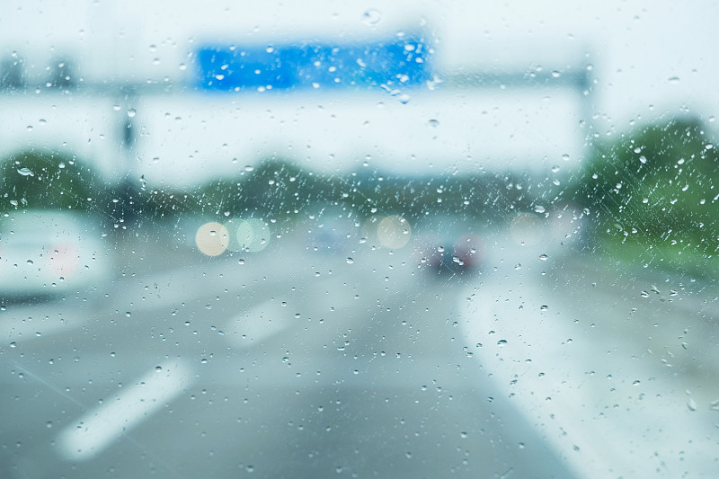 一辆汽车在雨中行驶在路上