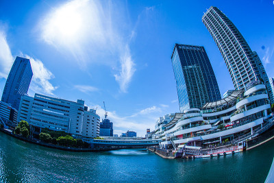 横滨港人未来的高楼大厦和蔚蓝的天空