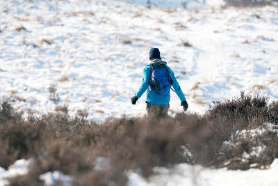 在雪地里的户外徒步旅行者。