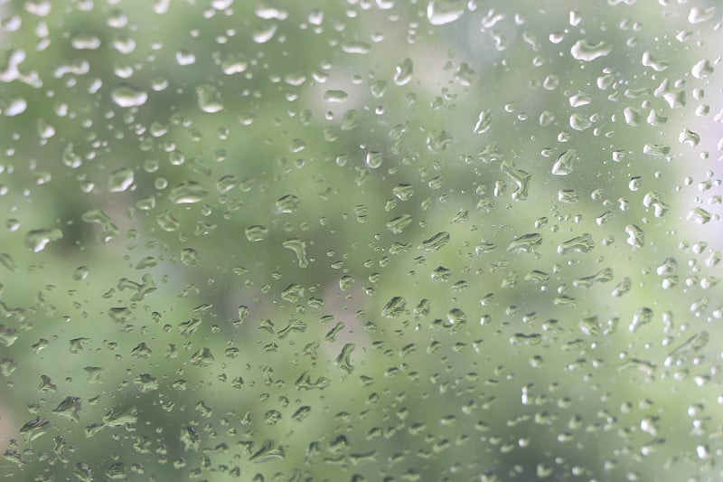 雨点在雨中散在挡风玻璃上