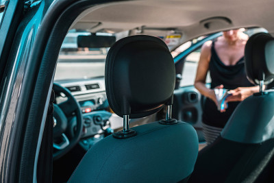 车内有女人在看书。暑假旅游路上。