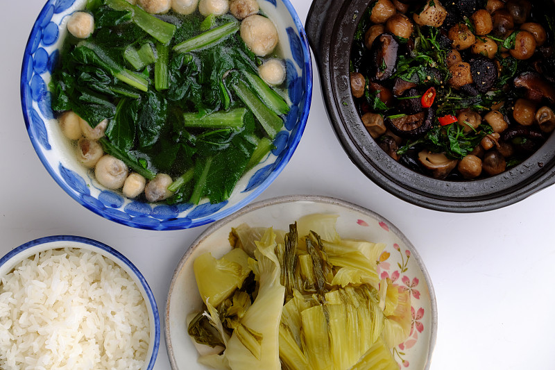 素食的日常膳食，草菇煮酱，菜心汤，饭碗，榨菜绿，简单的素食越南饮食