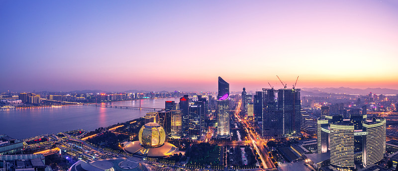 现代城市市中心的现代建筑