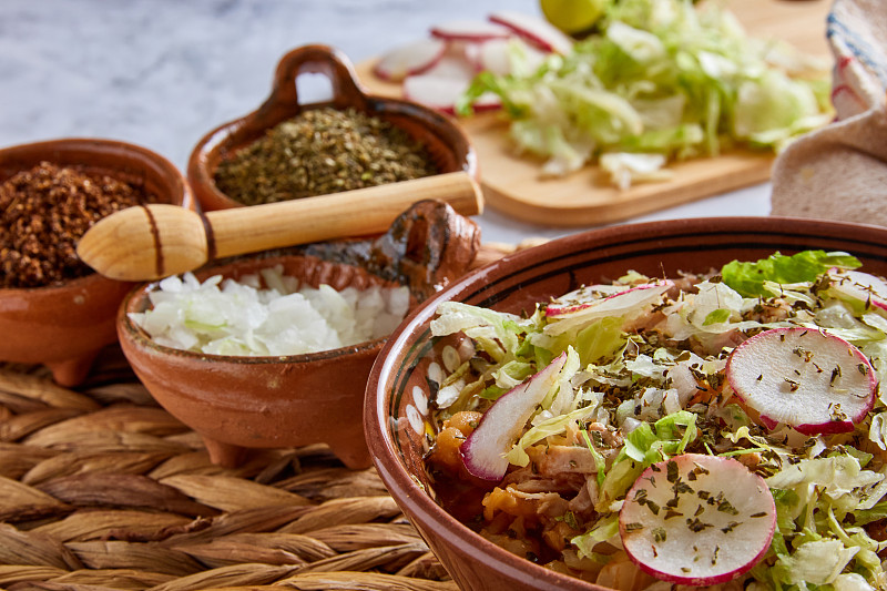 Pozole rojo，墨西哥玉米汤，墨西哥的传统食物，由玉米粒和猪肉制成。