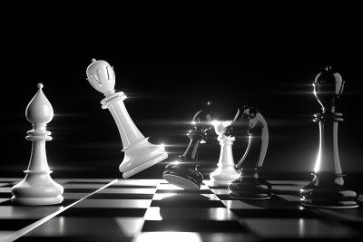 3D黑棋子在棋盘上的其他白色棋子的背景上的特写