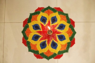 中间点着油灯的Kolam