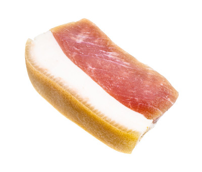 大块桶腌沙罗和猪肉切下来