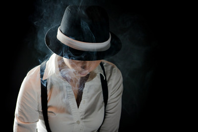 带着黑帽子的神秘女人在烟雾中掩蔽