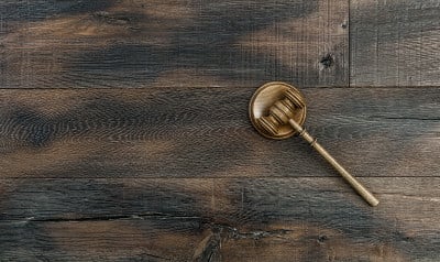 评委们用木槌和音板。拍卖锤