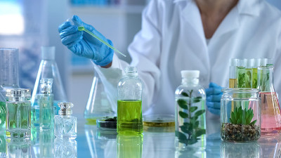 化学科学家分析液体混合物，草药提取液用于香水